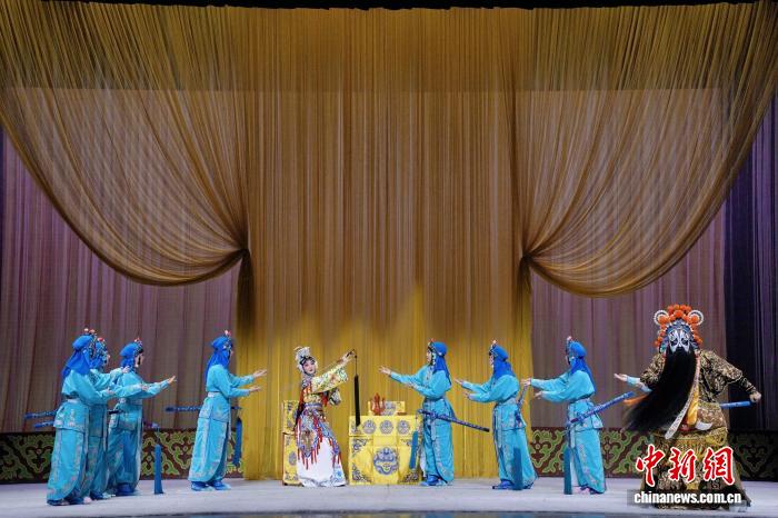 暌违十年全本《霸王别姬》重庆上演 师生同台传承国粹经典 - 图3