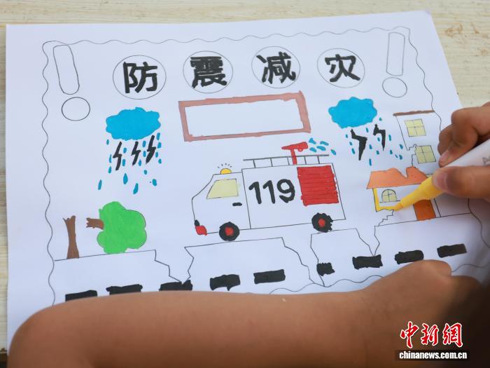 广西柳州志愿者为震后安置点儿童庆“六一” - 图3