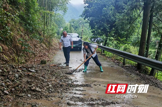 张家界市武陵源区黄家坪村快速清理塌方道路保障群众出行安全 - 图1