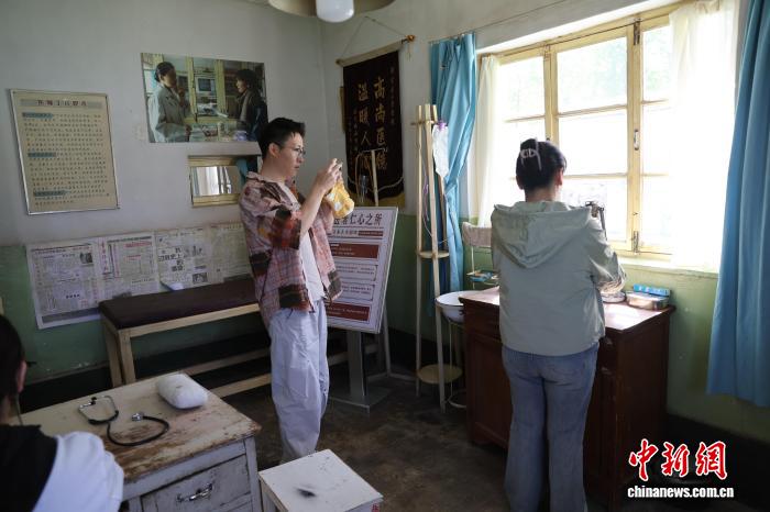 青海德令哈：游客在《生命树》取景地沉浸打卡 - 图6
