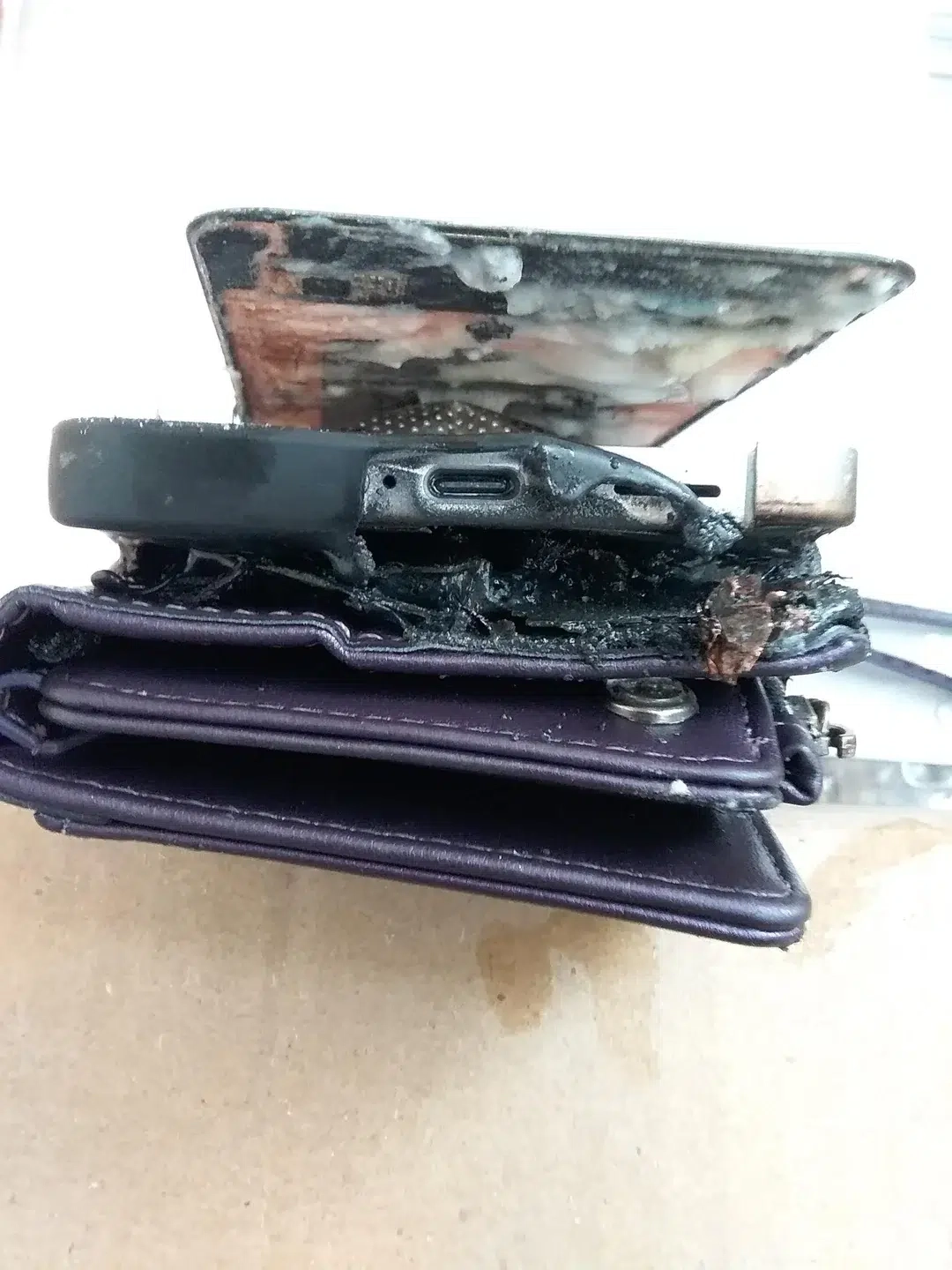 网友反馈其三星Galaxy S25 FE手机夜间充电爆炸 - 图2