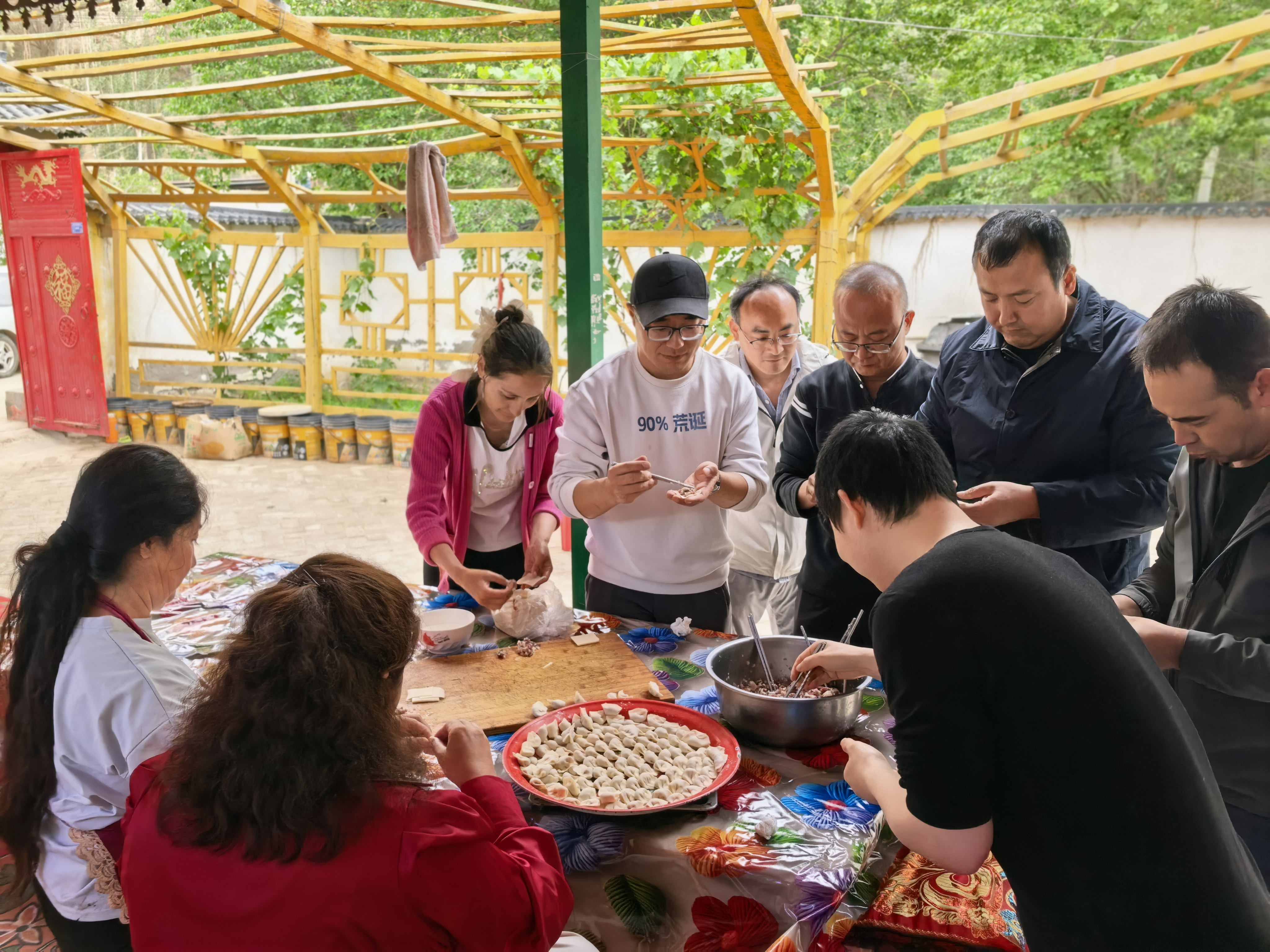 情越千山共佳节 鲁疆石榴花正红——山东省地矿局二四八大队新疆项目组与驻地群众共度古尔邦节 - 图1