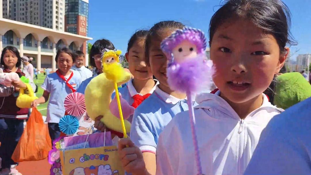 荣成青山小学别样六一：市集展风采 英语乐无穷 - 图5
