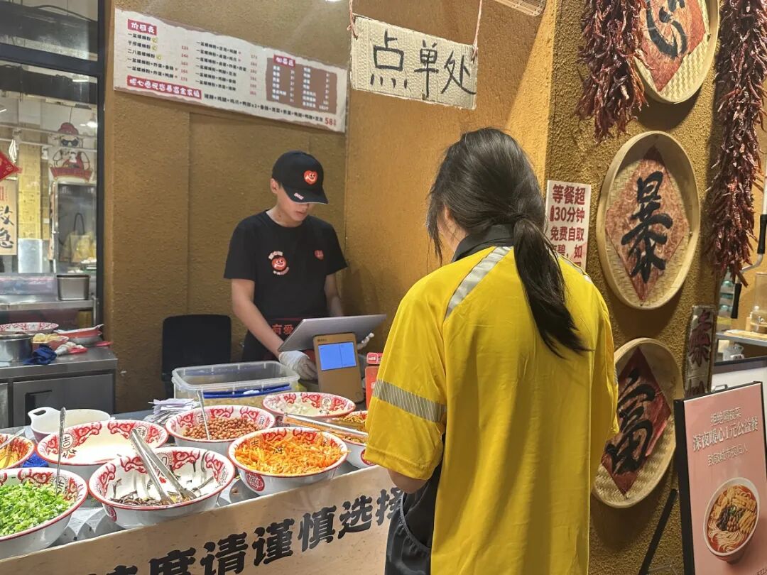 洛阳商家推出“1元公益餐”，外卖员、代驾小哥等晚10点后花1元钱就能吃顿饭，发起人：本想免费，怕大家不好意思来 - 图4