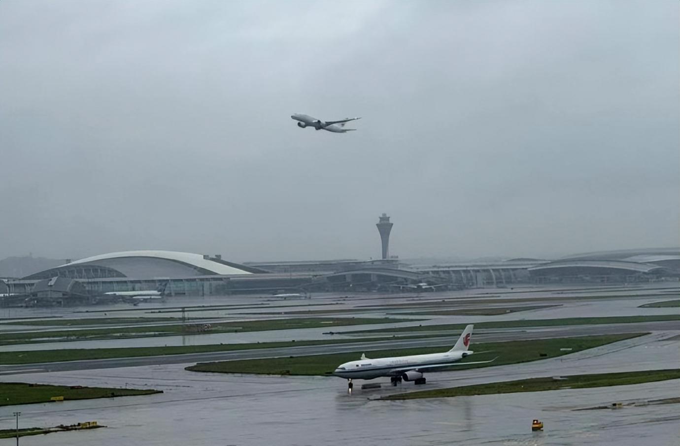 重庆飞广州航班，落地后在机场滑行58分钟才靠桥下客，乘客：空乘人员称白云机场很大 - 图2