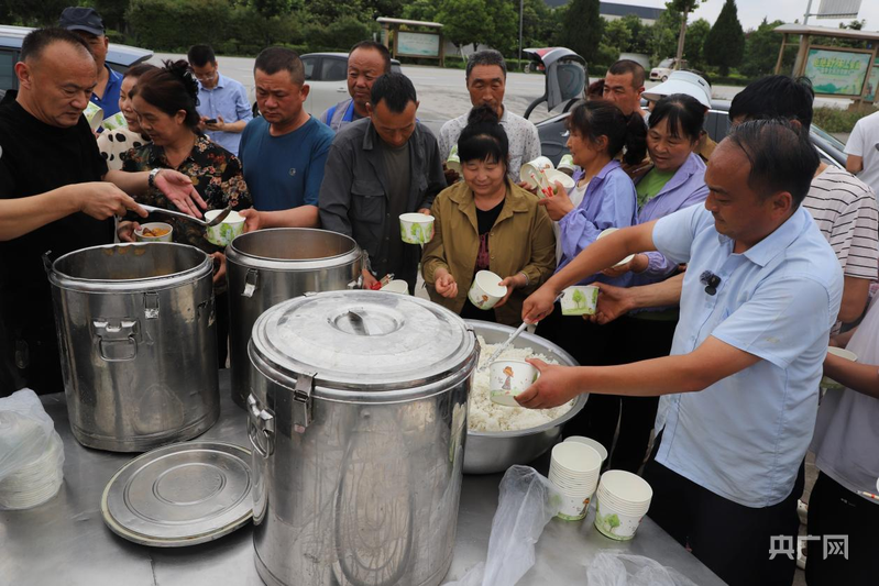 河南：麦浪翻滚机声隆 抢收抢烘保丰收 - 图3