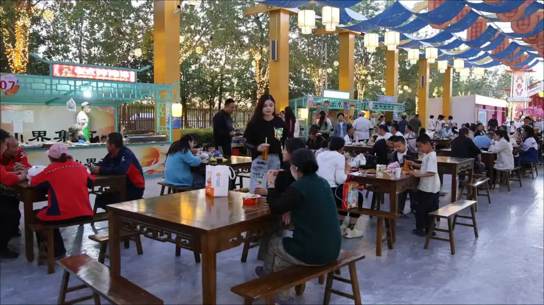 灯火映街巷 瑶池天街点亮夜经济 - 图1