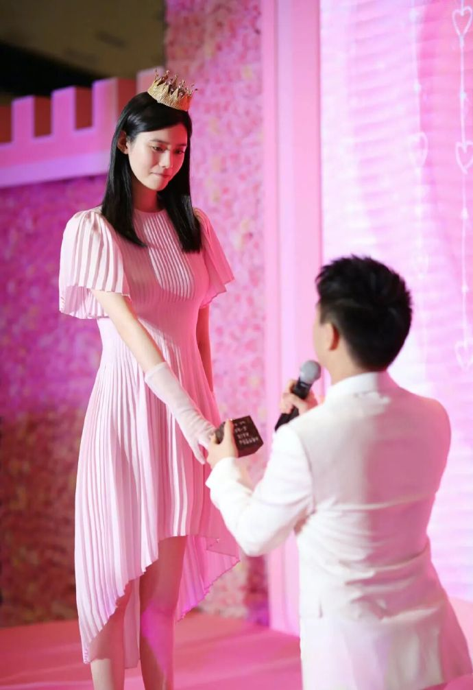 奚梦瑶、何猷君6月1日将在法国举行婚礼，两人已领证7年，育有一儿一女 - 图1