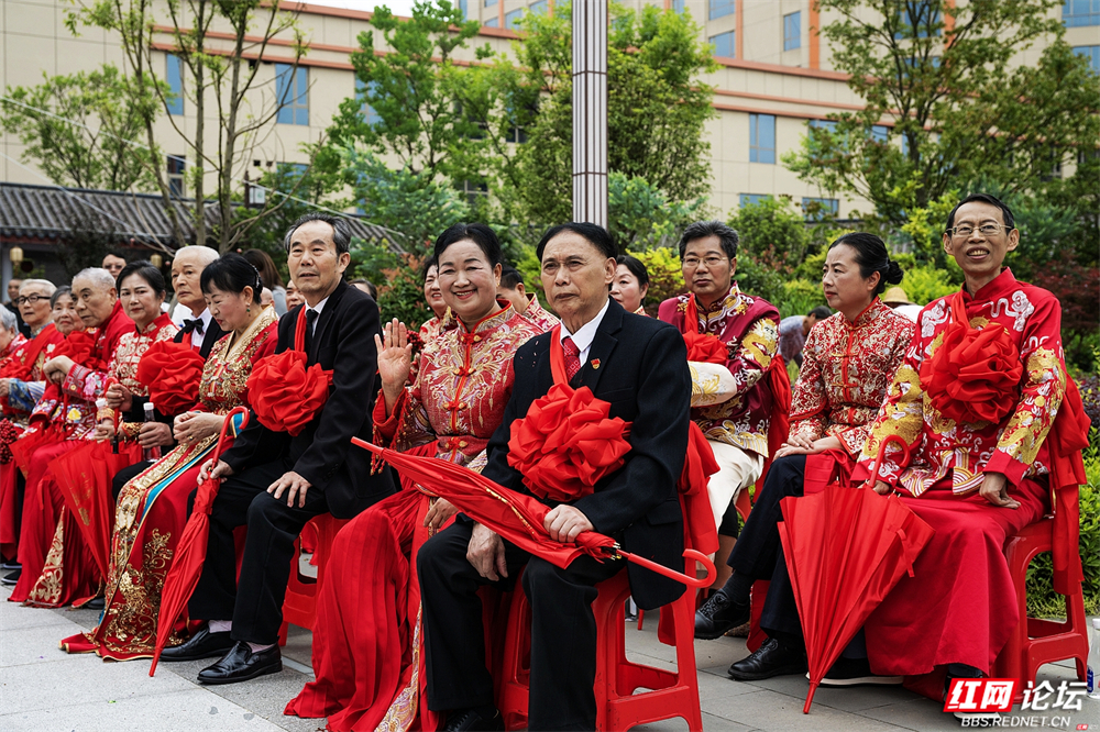 从青丝到白发，他们用半生诠释“我爱你” - 图1