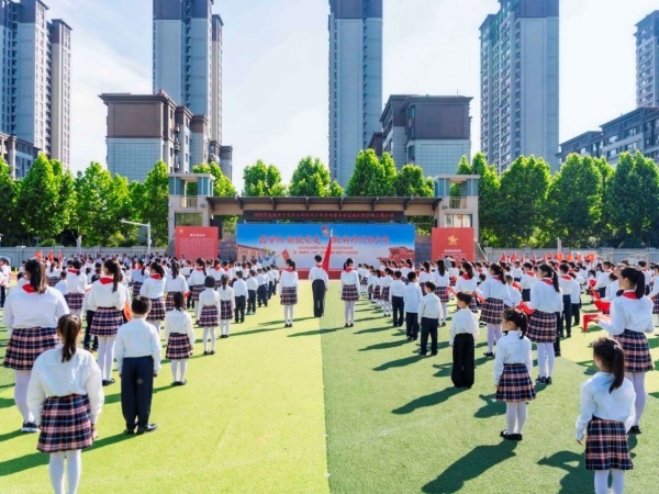 盐城市少先队入队仪式示范活动暨“苏超”盐城队燃梦行主题活动举行 - 图1