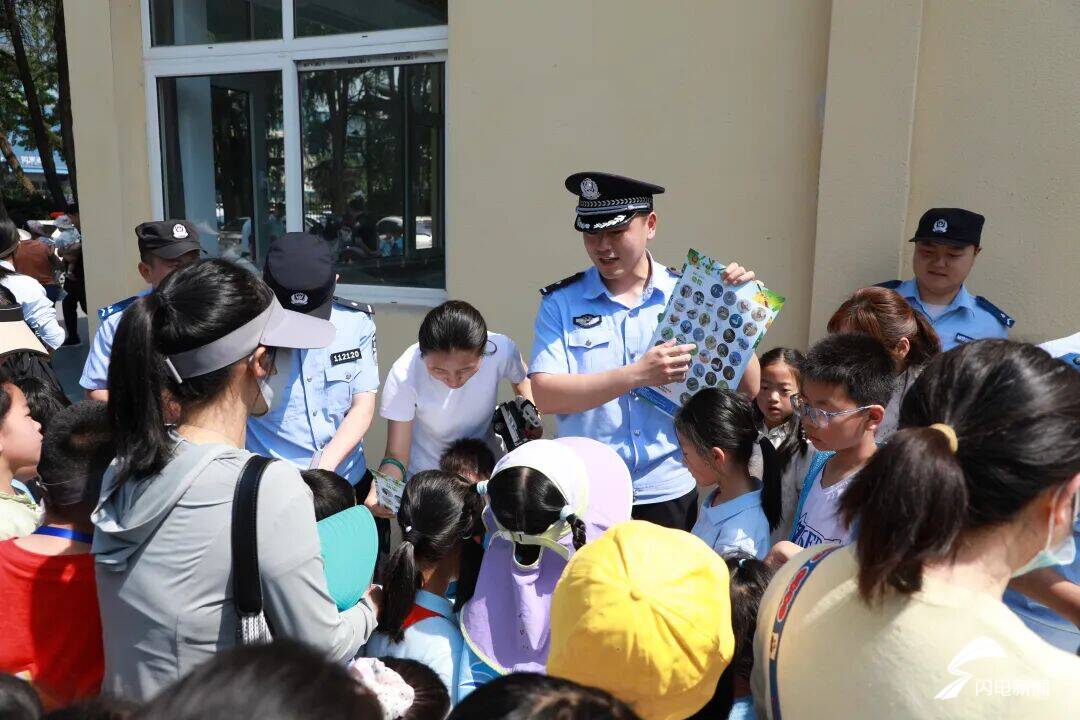 日照东港公安警营开放日 让童趣邂逅藏蓝守护 - 图3