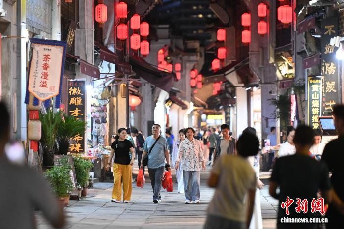 黄山：新安江畔流光溢彩 屯溪老街古意盎然 - 图6