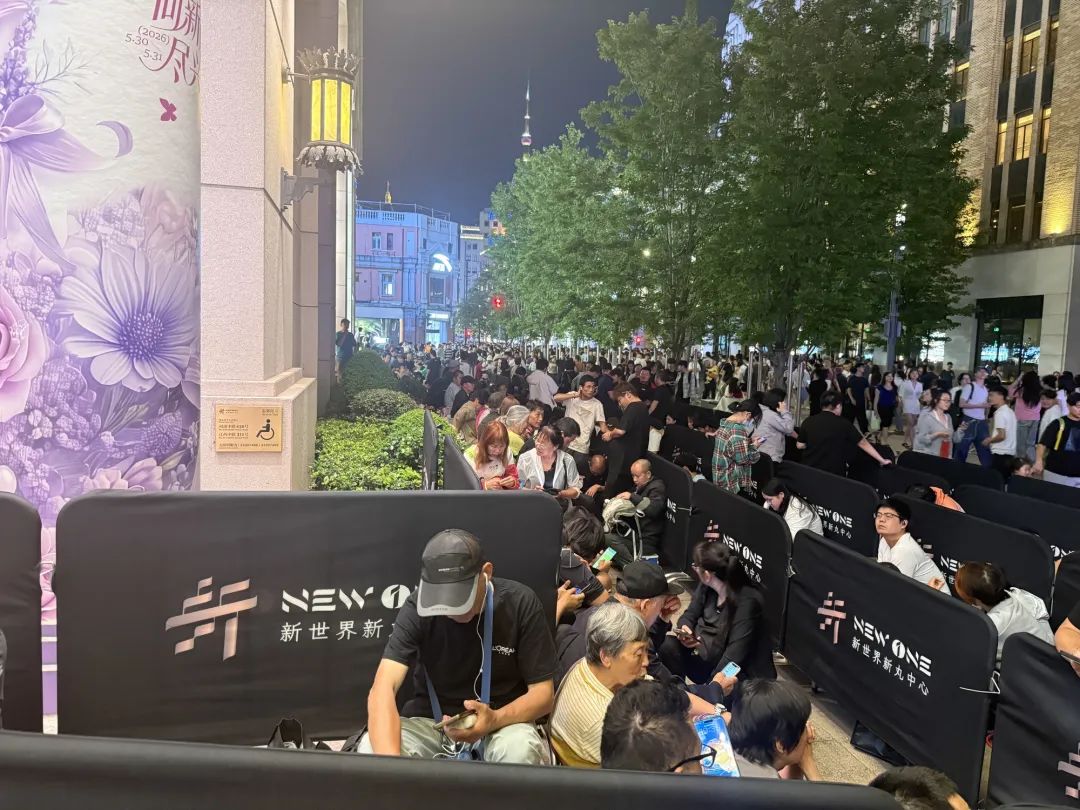 昨晚数百人在上海这里排队！有人下班路过直接加入，直呼“比预想的更火爆” - 图1
