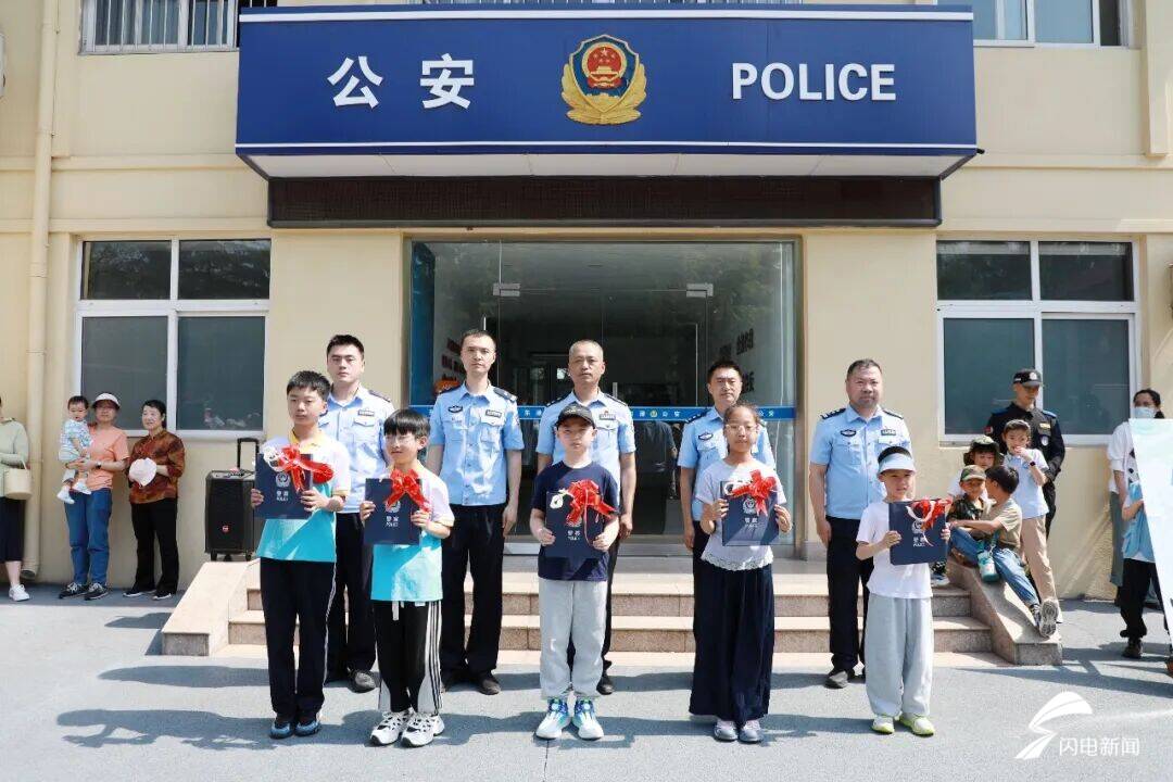 日照东港公安警营开放日 让童趣邂逅藏蓝守护 - 图1
