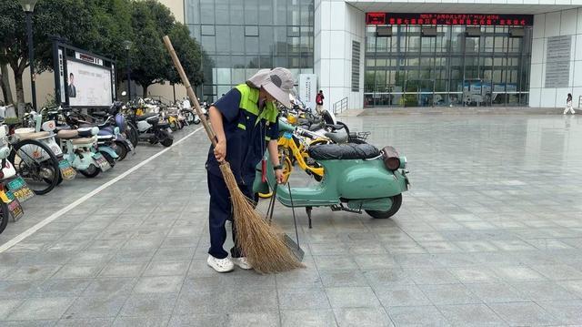 33岁环卫女工考上硕士研究生：比聪明的人多努力一点 - 图2
