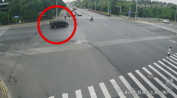 核载6人的面包车竟塞进17人，超员183%被查 - 图1