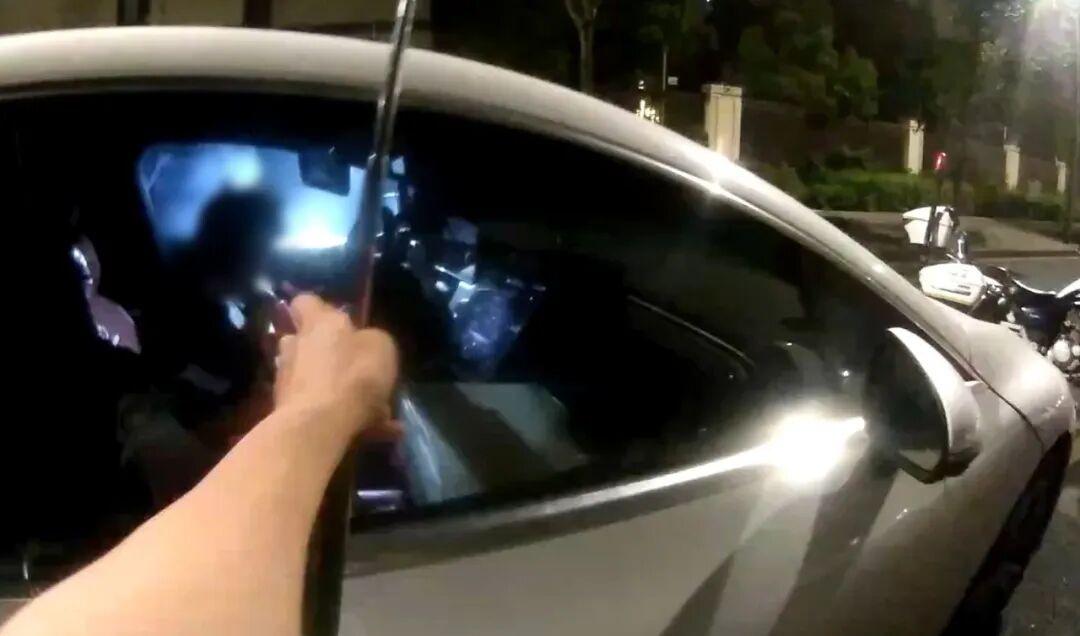 浙江一女子深夜开车回家途中电量耗尽，把车停路边，神情恍惚，路人果断报警；警方在车内查获31瓶“笑气”，女子因吸食“笑气”当场被抓 - 图2