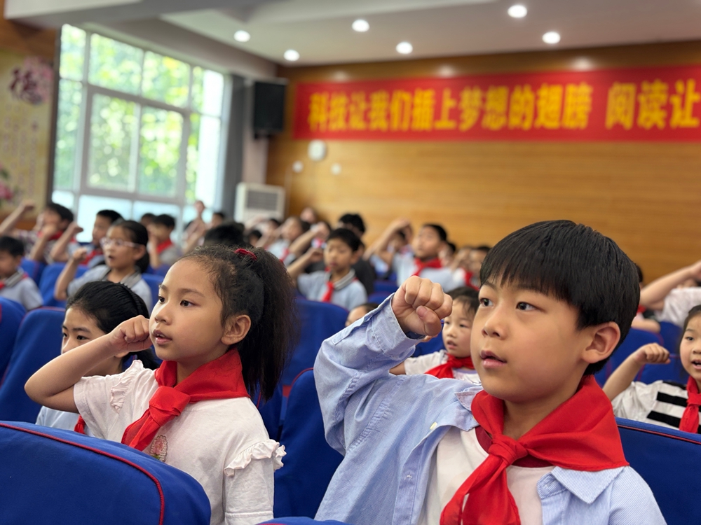 郑州市金水区工人第一新村小学举行新队员入队仪式 - 图2