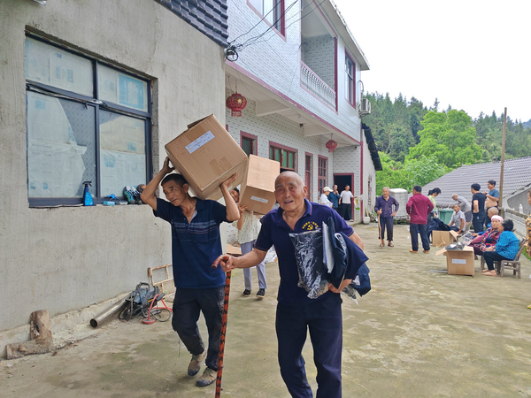 省委党校、湖南韶山干部学院为驻点帮扶村发放爱心衣物3800余件 - 图2