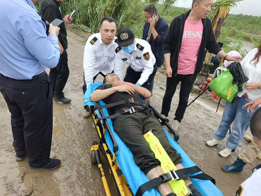 搅拌车侧翻人员被困 消防紧急救援 - 图6
