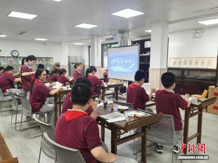 复刻千年传拓技艺 上海青少年体验古代“最早复制术” - 图1