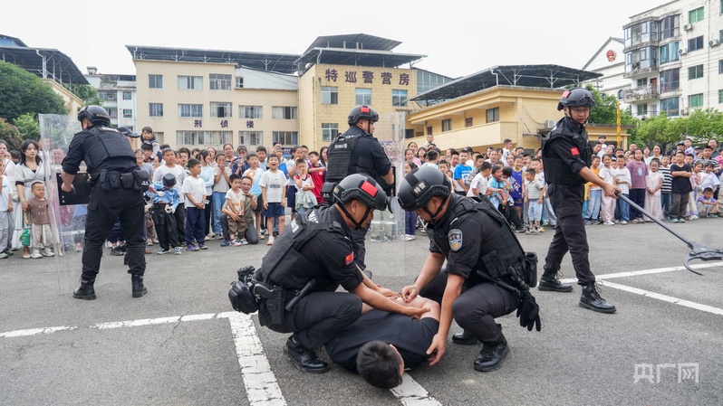 警心护苗伴成长 贵州岑巩公安联合开展“六一”警营开放日活动 - 图6