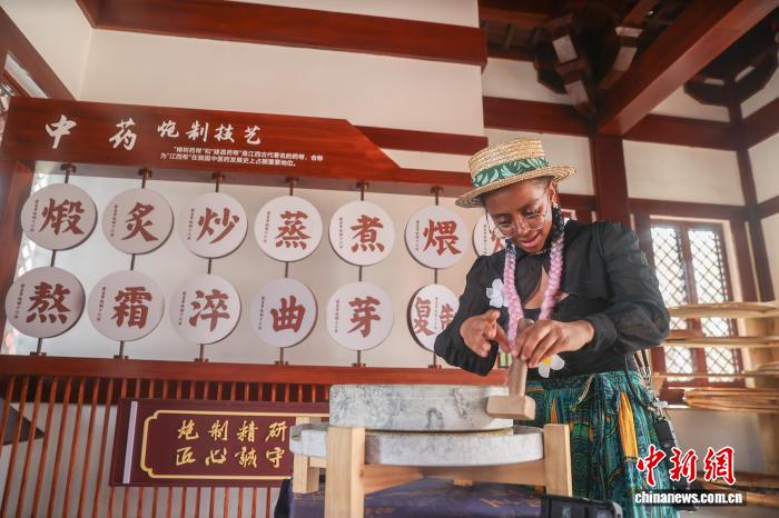 多国“洋网红”走进江西庐山杏林文化园 感受中医药文化魅力 - 图3