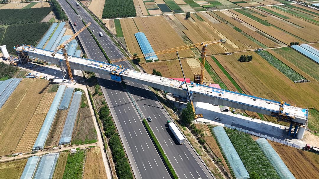 潍宿高铁跨京沪高速连续梁顺利合龙 - 图1