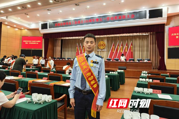 十米车厢磨匠心 平凡之途一路生花 - 图1