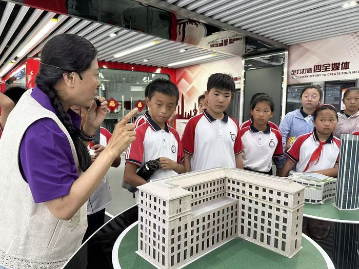 “我在报社当主编”——槐荫区润元实验学校学生走进新黄河全媒体传播集团 - 图4