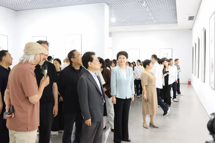“大艺含章——中国名人名家作品展”在章丘绣惠沃泰龙山瓷文化创意园启幕 - 图8