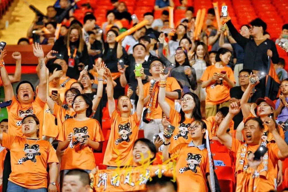 济南队6:0临沂队，近1.5万人现场见证！济南队李威远射破门完美弧线，堪比中超“世界波”，现场视频→ - 图2