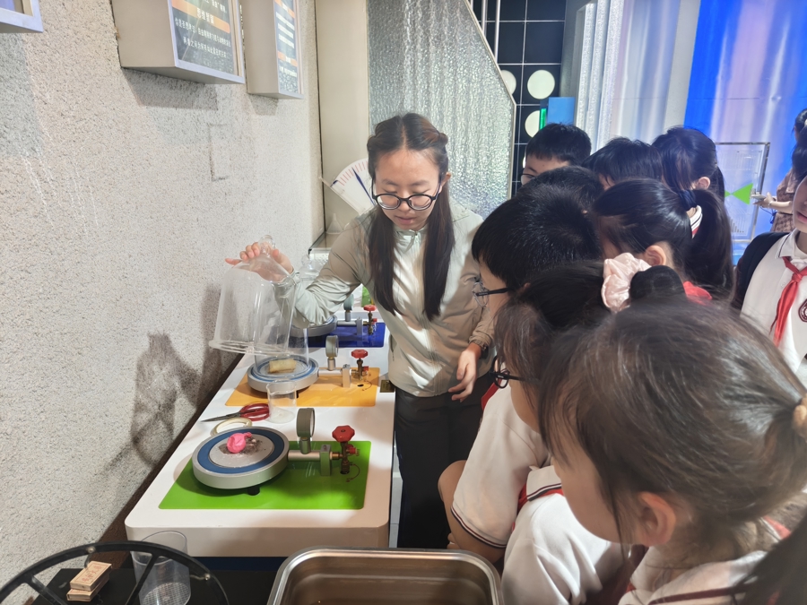 没有书包和课本，这个“六一”，吴泾这所学校的孩子拿着“登机牌”去了哪儿？ - 图4