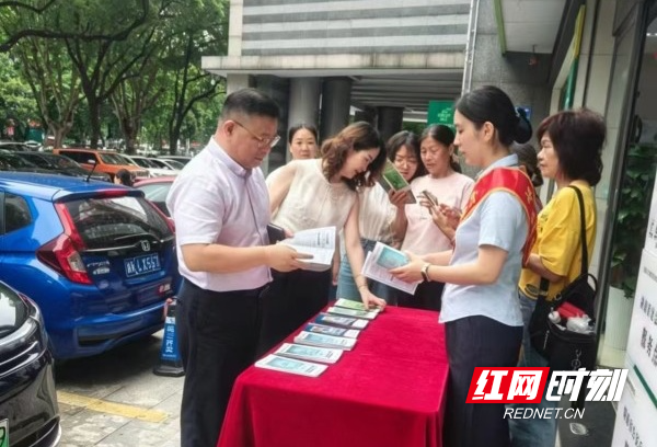 奋进“十五五” 科技谱新篇 娄底开展金融科技主题宣传活动 - 图1