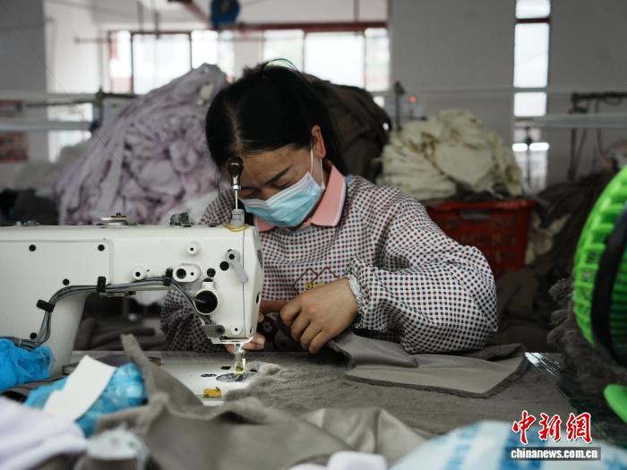 贵州雷山：就业帮扶车间赶制非洲订单忙 - 图6