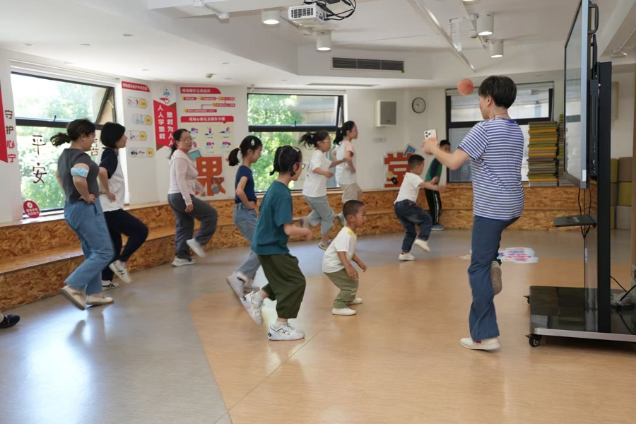 “漕韵有戏”点亮童心，蔡金萍带小朋友走进“立体阅读”的世界 - 图1