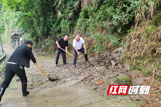 张家界市武陵源区黄家坪村快速清理塌方道路保障群众出行安全 - 图3