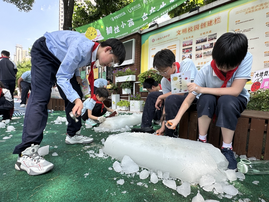 凿冰块、扔毛绒玩具、“丛林飞跃”……操场上这么玩，太解压了！ - 图4