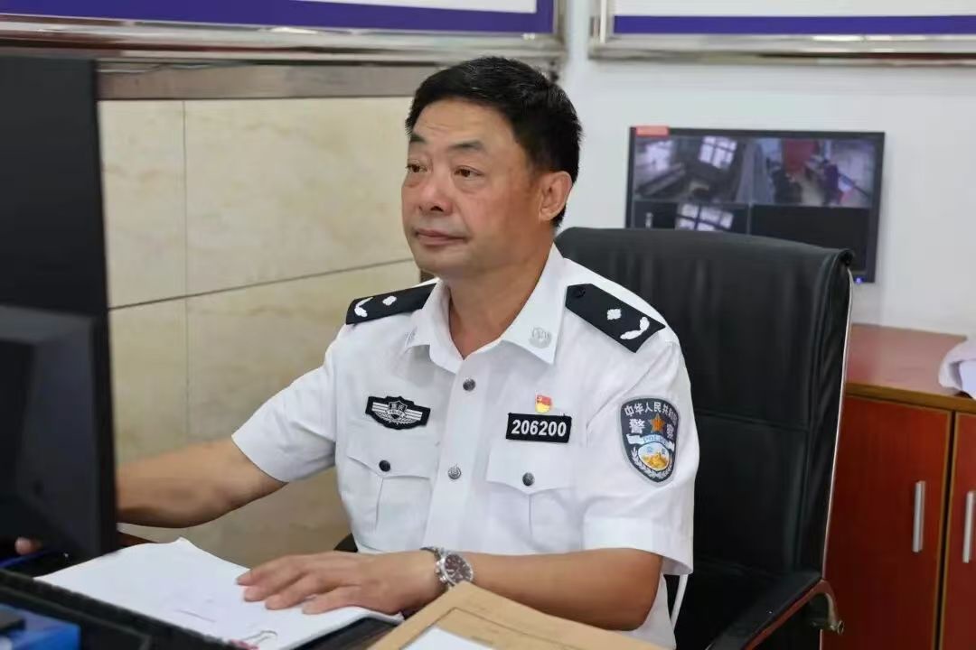 临近退休坚守岗位 铜梁老民警站好最后一班岗 - 图1
