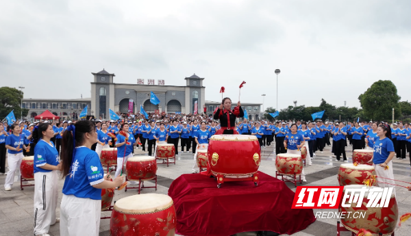 冷水滩：千人齐舞“永冲锋” 热力助威足球赛 - 图3