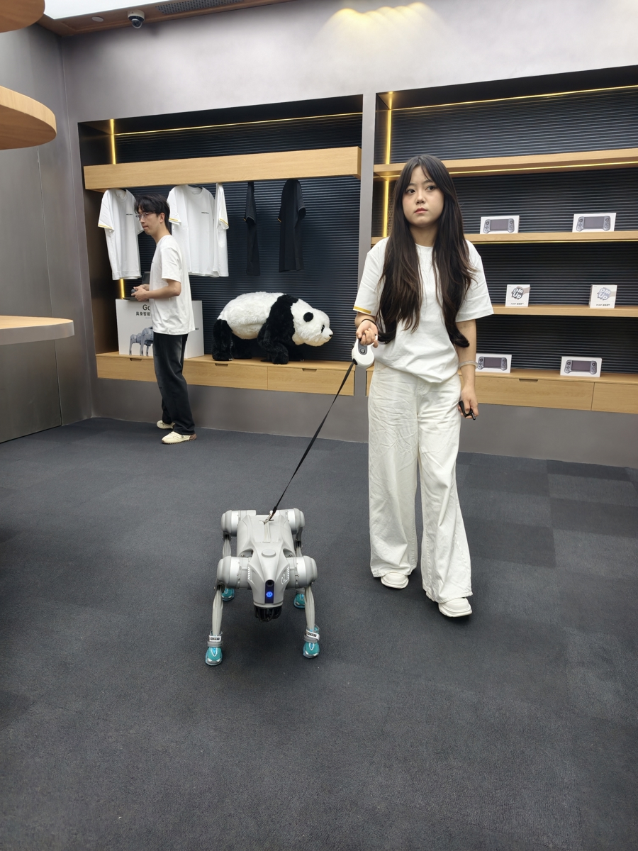宇树科技“具身智能体验馆”亚洲首店31日开业，静安首发经济再添高能级样本 - 图7