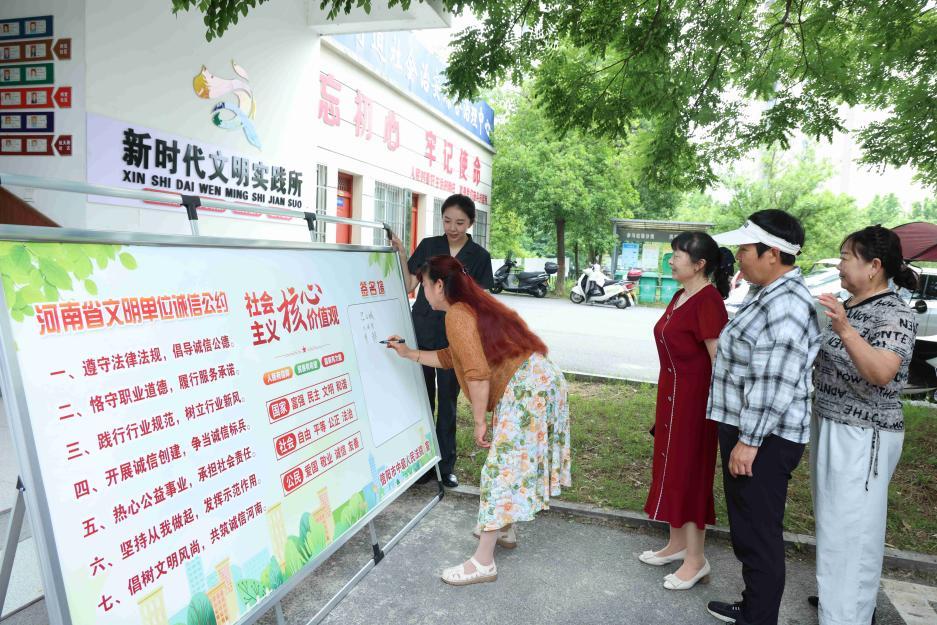 信阳中院开展普法进社区活动 - 图5