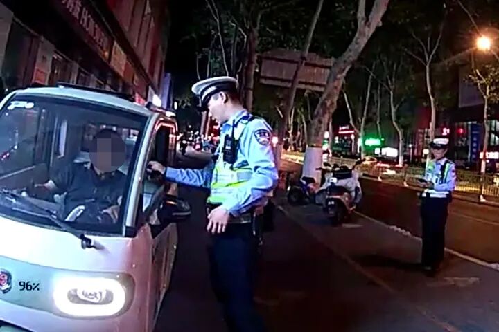 济南一男子骑三轮车酒驾被查，被扣30分，罚款1400元 - 图1