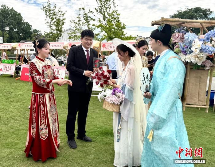 “绿扬菁英”结良缘：扬州26对新人集体婚礼演绎中式浪漫 - 图2