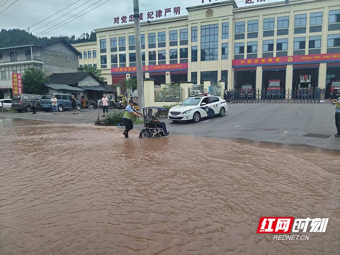 与风雨竞速 为平安护航！桑植公安交管大队全力筑牢雨天道路安全防线 - 图3