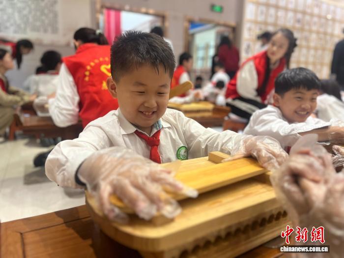 “小小药童”探秘岐黄 手搓山楂丸感受非遗技艺 - 图1