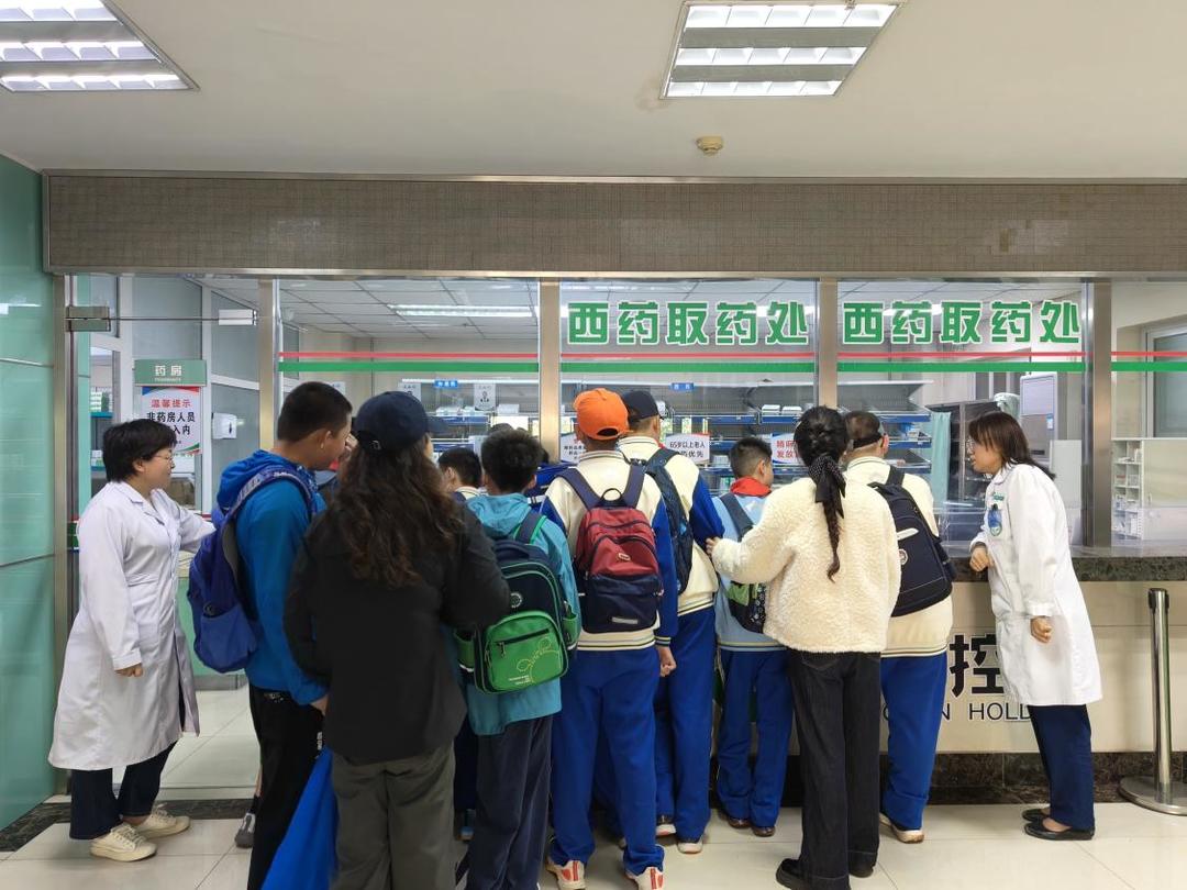 温情相伴共筑成长！青岛晨星实验学校师生参观青岛市城运老年病医院 - 图2