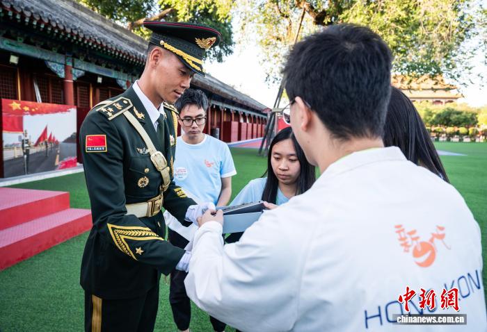 香港大学生升旗队访京：观礼天安门升旗 与北航学子共话家国情 - 图2