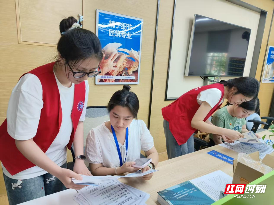 长沙商贸旅游职院：个税汇算公益行，数智学子当“税官” - 图1
