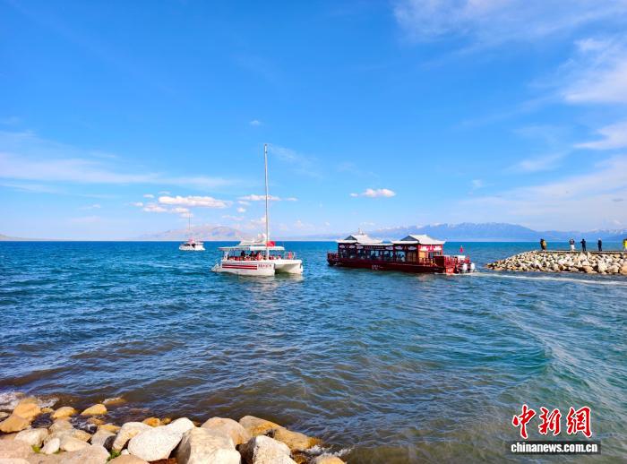 新疆赛里木湖景区游人如织 - 图2